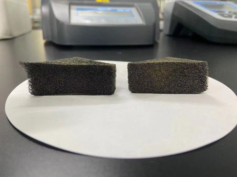 New-graphene-based-oil-sponge-VS-graphene-based-oil-sponge-that-has-been-reused-more-than-1,000-times.jpg